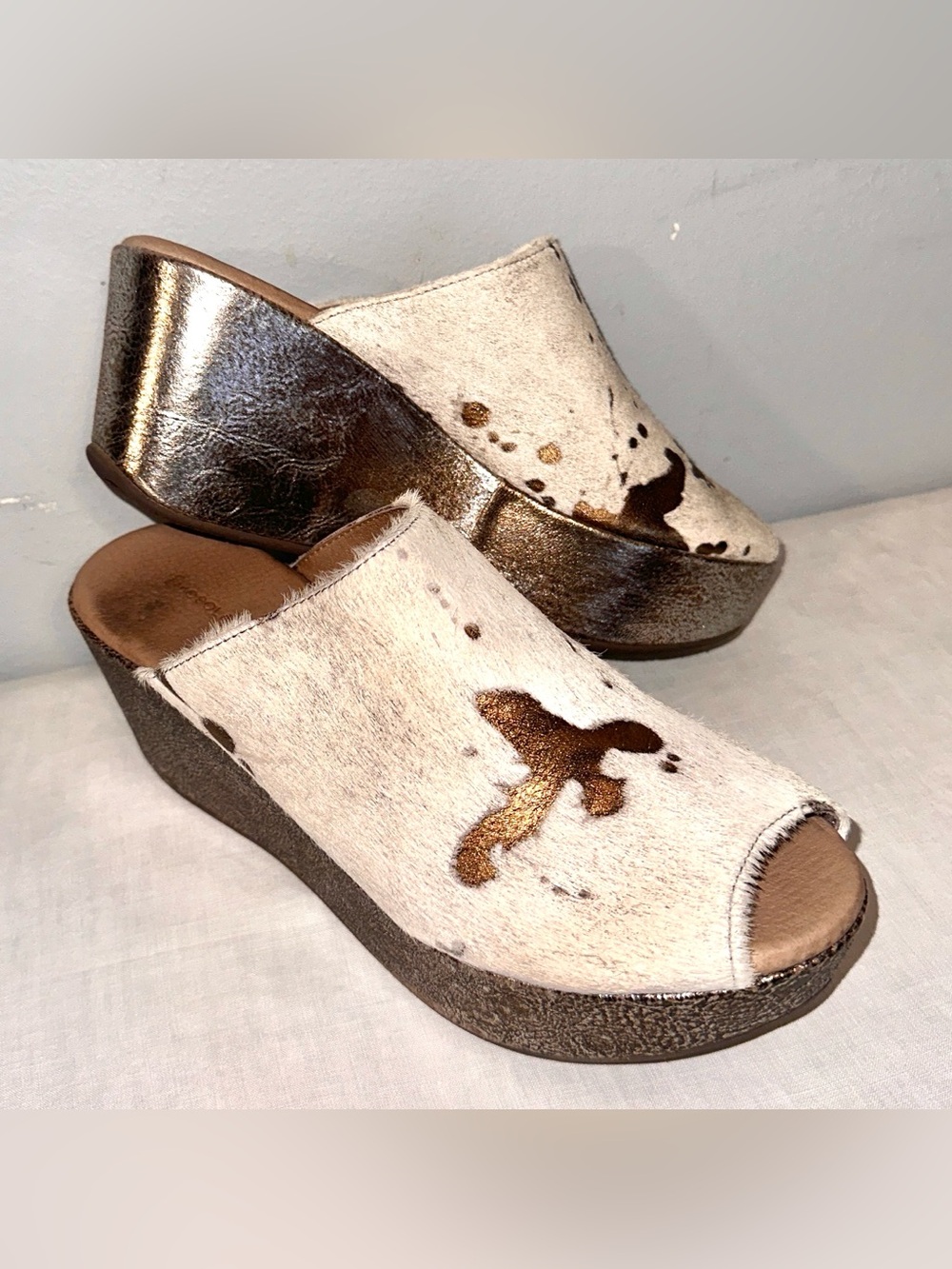 Chocolat Blu Yioni Calf Hair Wedge Mule with Metallic Gold Platform Size 9.5